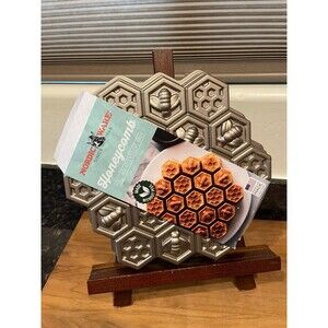 Nordic Ware USA 10 Cup Pull Apart Bee Hive HoneyComb